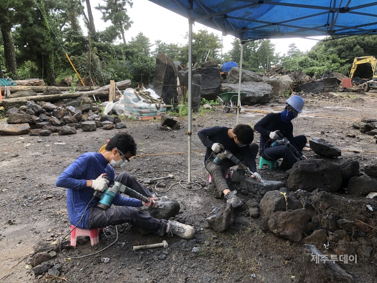 지난 9월 24일 오후 태풍이 지나간 후 돌작업 중인 볍씨학교 친구들. 일을 하고 난 뒤 후 땀이 온몸을 적시지만 그 땀의 의미를 각자 찾아가고 있다.(사진=볍씨학교)