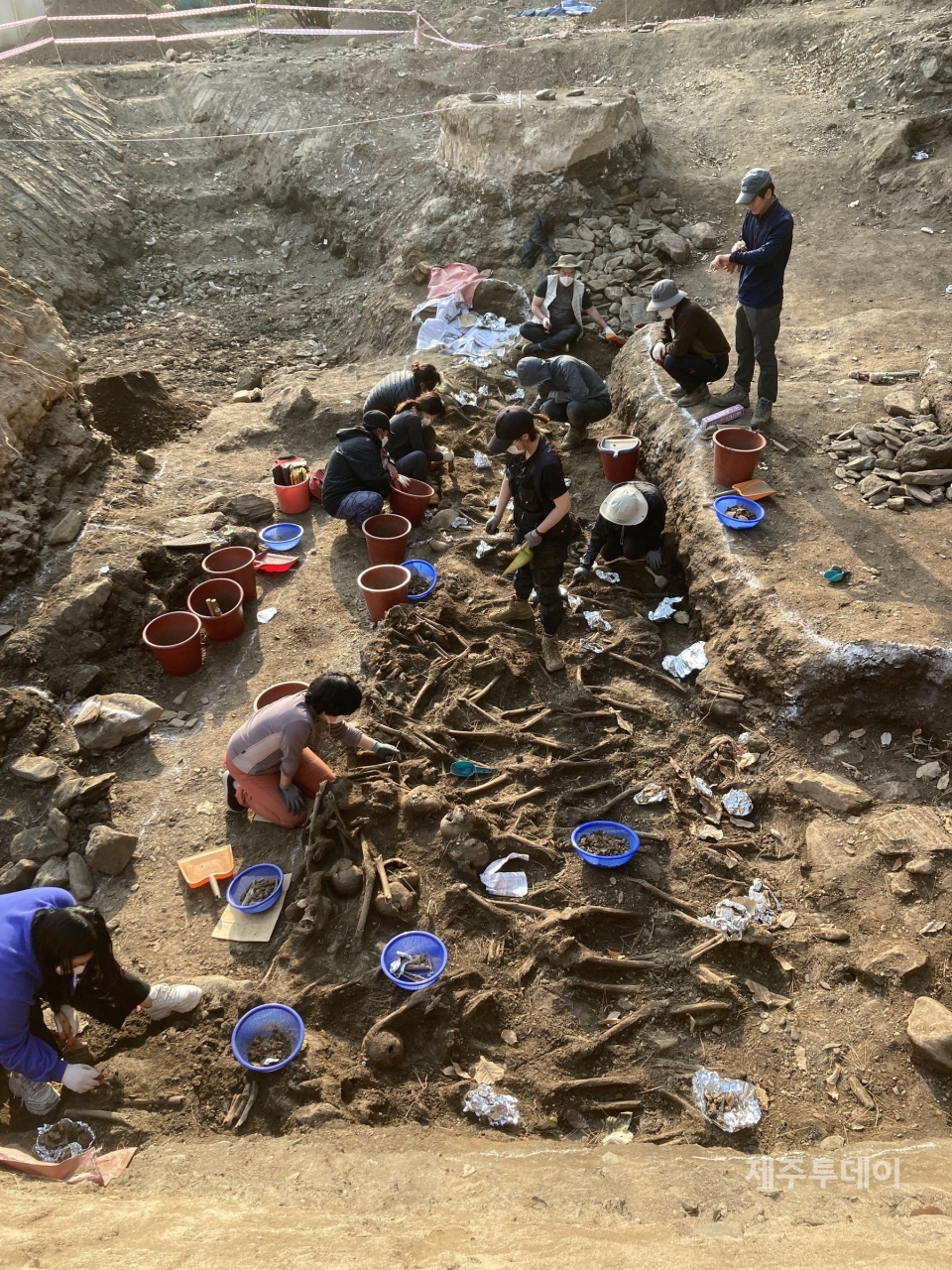 사진은 지난 2020년 11월 대전 골령골 유해발굴 현장 모습. 제주다크투어는 이 당시에도 유해발굴을 지원했다. (사진=신동원 제공)