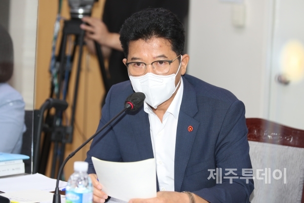 제399회 제주도의회 임시회 농수축위 행정사무감사에서 질의하고 있는 송영훈 의원.
