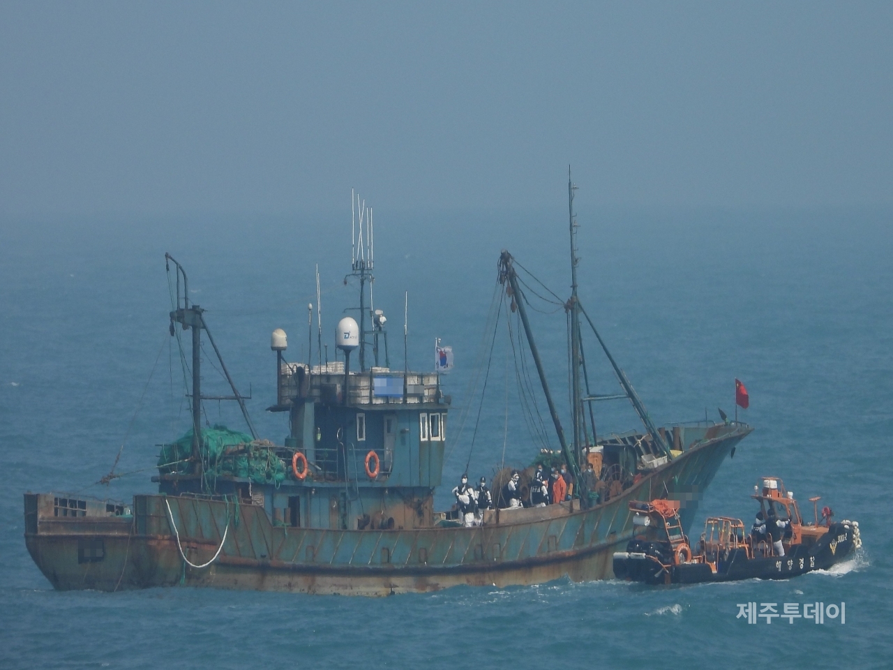 제주 해역에서 불법조업을 하다 지난 8일 나포된 중국 쌍타망 어선 A호.(사진=제주해경청)