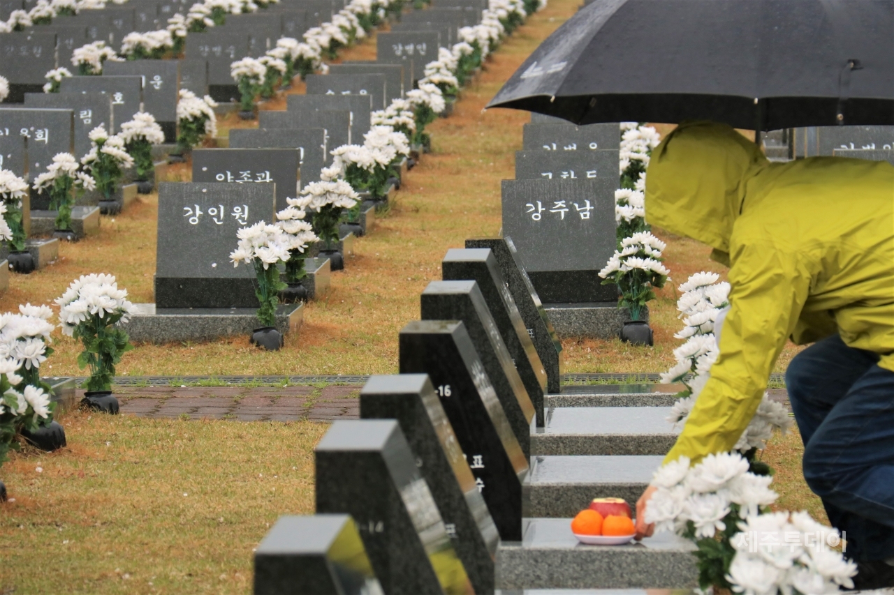 4월 3일, 궂은 비날씨에도 제주4·3평화공원 행불인 묘역에는 그리운 이름을 찾아나선 유족들의 발길이 이어졌다.(사진=김재훈 기자)