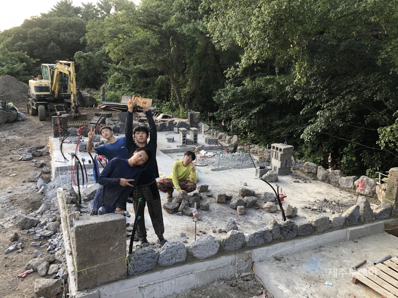 은여울 학교 친구들과 같이 돌집을 짓고 있는 볍씨학교 학생들.(사진=볍씨학교)