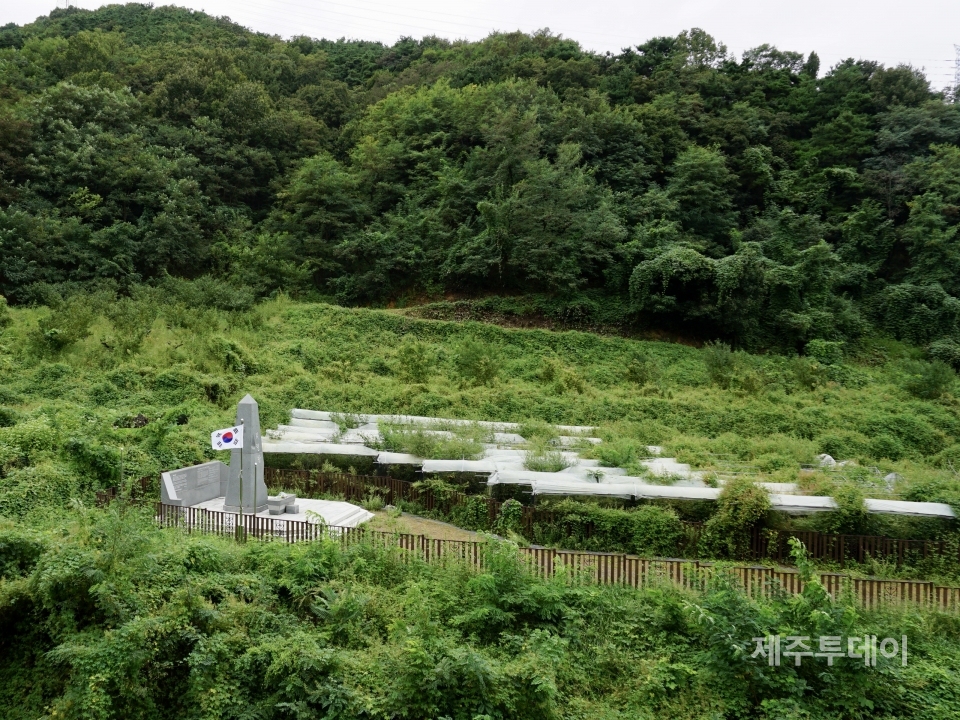한국전쟁 이후 대구·부산형무소 수감자와 국민보도연맹원 약 3500명이 군경에 의해 학살된 경산코발트광산. 위령탑이 세워져 있다. (사진=조수진 기자)