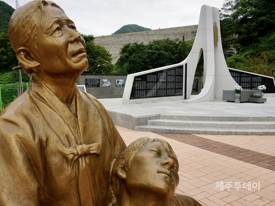 대구 10월항쟁 및 한국전쟁 전후 민간인 희생자 위령탑. 가창댐 아래 세워져 있다. (사진=조수진 기자)