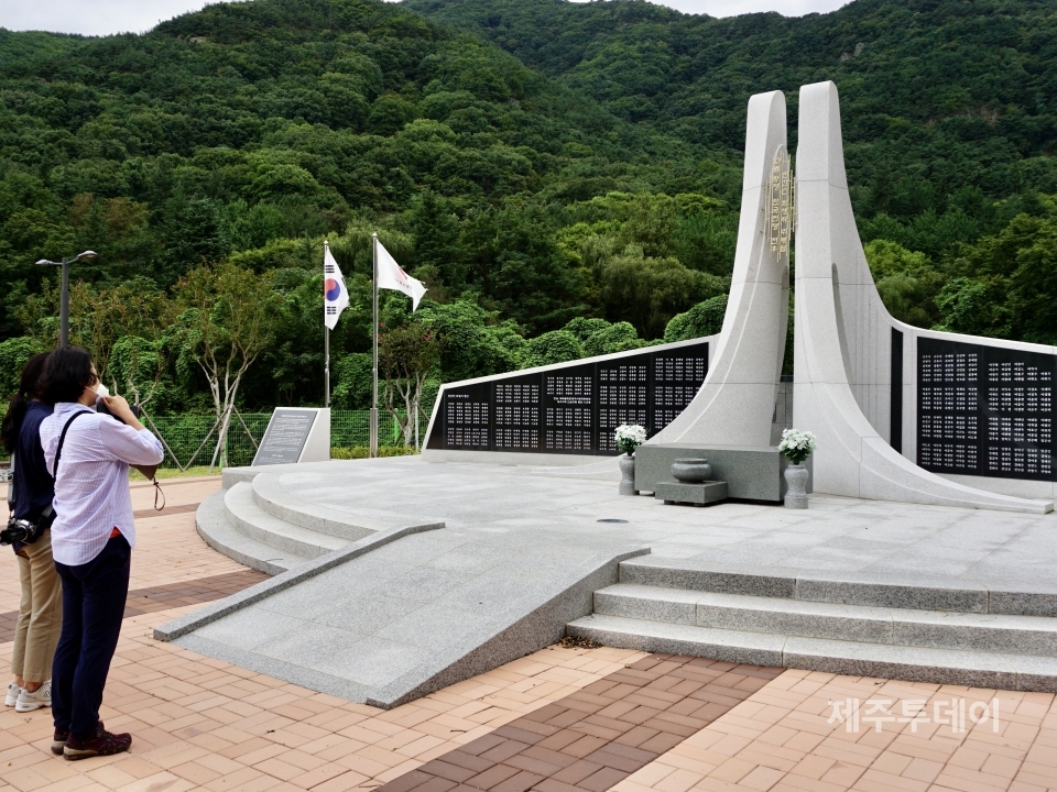 대구 10월항쟁 및 한국전쟁 전후 민간인 희생자 위령탑. 가창댐 아래 세워져 있다. (사진=조수진 기자)