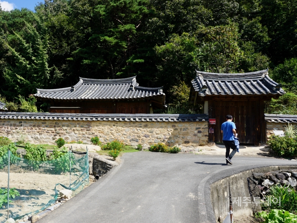 경북 안동시 남후면 검암리에 있는 기와 까치구멍집은 문상길 중위 생가이다. 원래 이 건물은 임동면 마령리 이식골에 있었으나 임하댐을 건설하면서 옮겨졌다. (사진=조수진 기자)