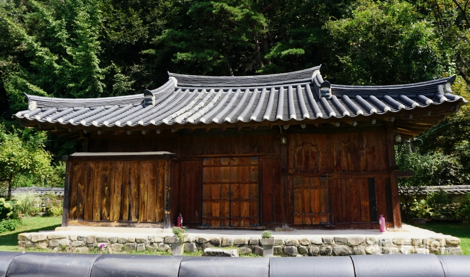 경북 안동시 남후면 검암리에 있는 기와 까치구멍집은 문상길 중위 생가이다. 원래 이 건물은 임동면 마령리 이식골에 있었으나 임하댐을 건설하면서 옮겨졌다. (사진=조수진 기자)