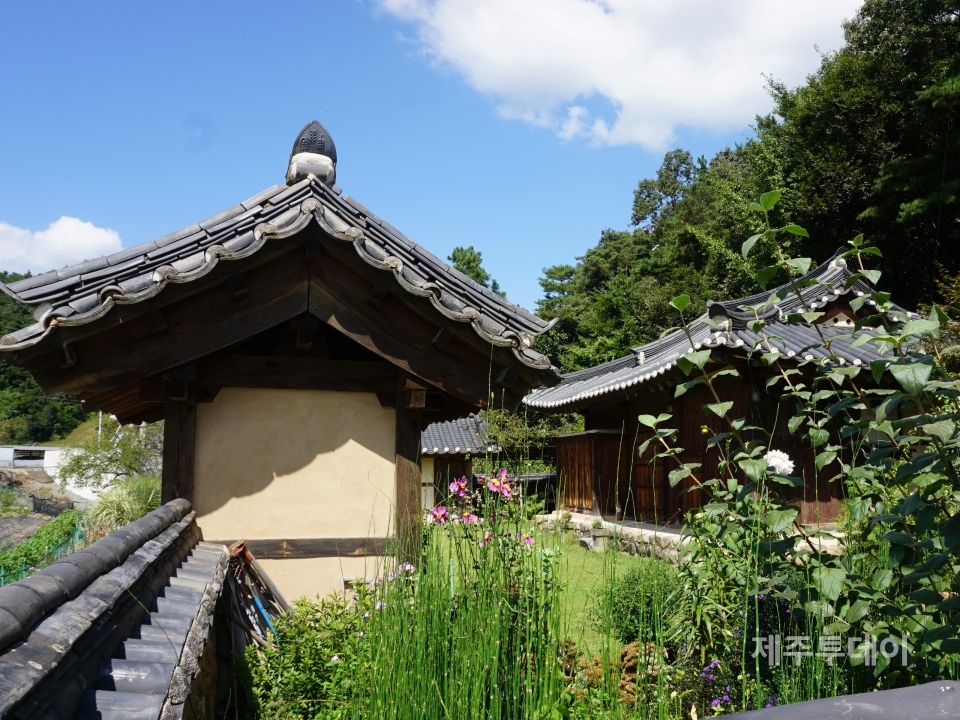 경북 안동시 남후면 검암리에 있는 기와 까치구멍집은 문상길 중위 생가이다. 원래 이 건물은 임동면 마령리 이식골에 있었으나 임하댐을 건설하면서 옮겨졌다. (사진=조수진 기자)