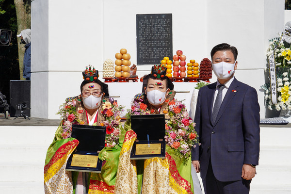 김추자 대표(왼쪽)는 제42회 김만덕상 봉사부문 수상자로 선정됐다.