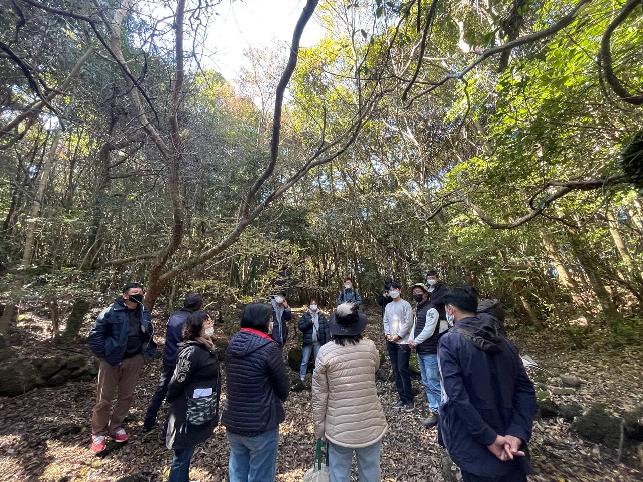 시민정치연대 제주가치가 제주자연체험파크 사업예정부지 일대를 답사하고 있다.(사진=제주가치 제공)