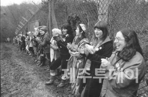그린햄 커먼 미공군기지철책선을 둘러싼 여성들(사진=안혜경)
