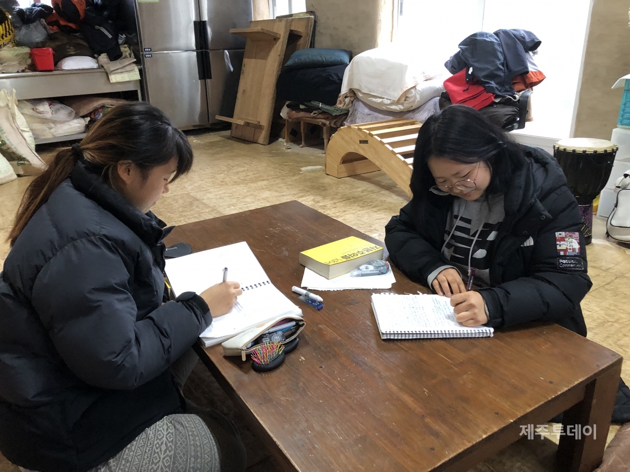 다다 마헤슈와라난다 작 '자본주의를 넘어'를 읽고 요약과 문제의식을 정리하고 있는 볍씨학교 학생들.(사진=볍씨학교)