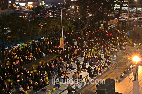지난 2017년 제주시청 앞 광장에 모인 시민들이 박근혜 즉각 탄핵을 외치고 있다. (사진=제주투데이DB)