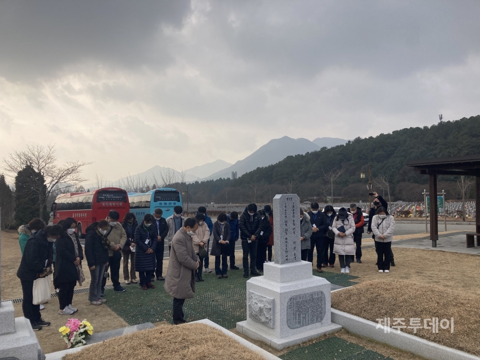 대전 현충원을 찾은 교류사업 참가자들이 지난 8월께 새롭게 안치된 홍범도 장군의 묘 앞에서 참배하고 있습니다. (사진=신동원 제공)