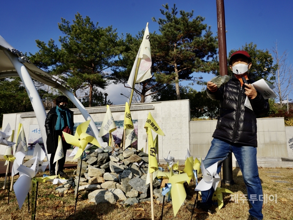 여순10·19평화공원 한 켠에 쌓여있는 돌탑. 박병섭 순천문화재단 이사가 설명하고 있다. (사진=조수진 기자)