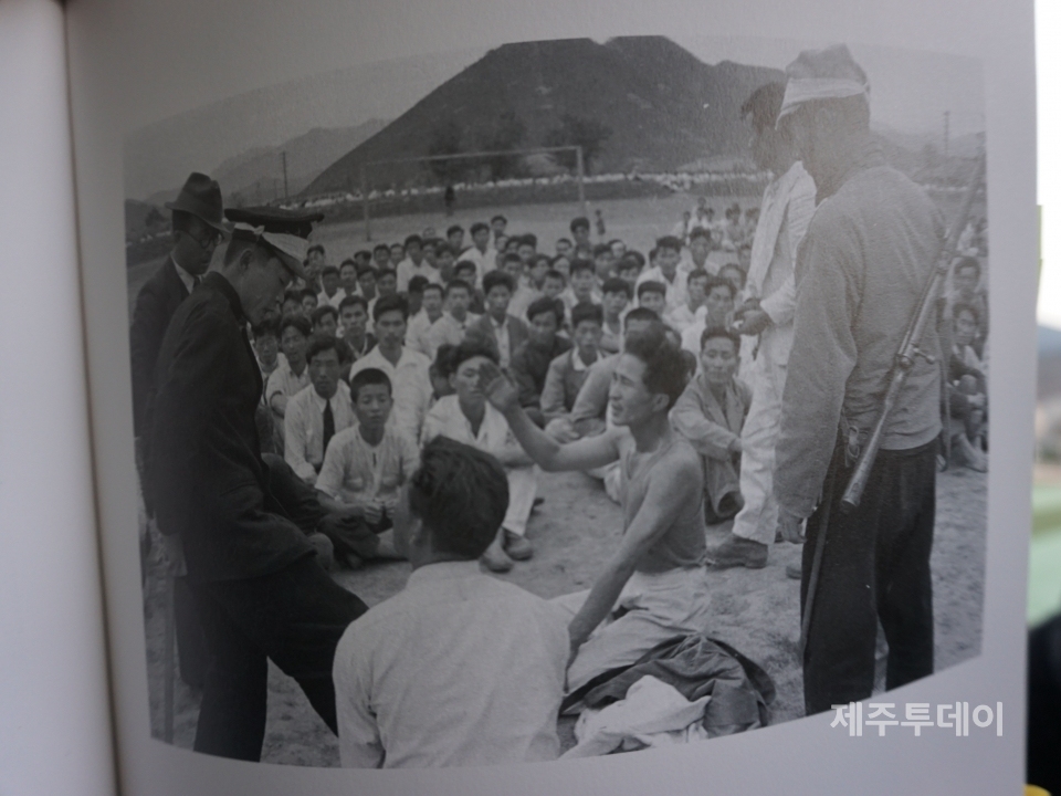 1948년 진압군이 시민들을 붙잡아 고문하고 취조했던 순천농림중학교(지금의 순천대학교). 칼 마이던스 기자의 사진. (사진=조수진 기자)
