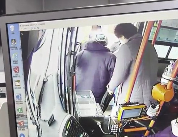 버스 CCTV에 포착된 부부(사진자료=제주동부경찰서 제공)