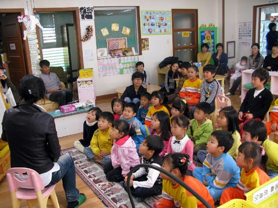 대정읍책읽는주부들의모임이 대정초등학교 병설유치원에서 어린이들을 대상으로 책 놀이 프로그램을 진행하고 있다.
