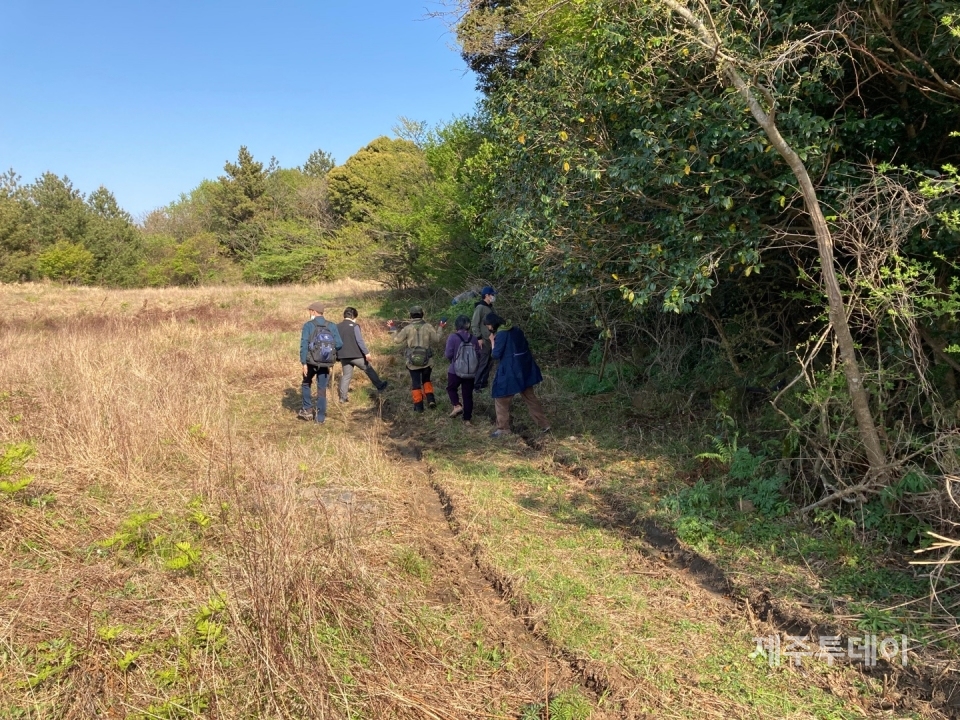 지난 11일 국가위성센터 도유지 매각을 반대하는 시민들과 김정순 곶자왈사람들 상임대표가 제주시 구좌읍 덕천리 산 일대를 둘러보고 있다. 가운데로 큰 트럭이 지나간 바퀴 자국이 보인다. (사진=조수진 기자)