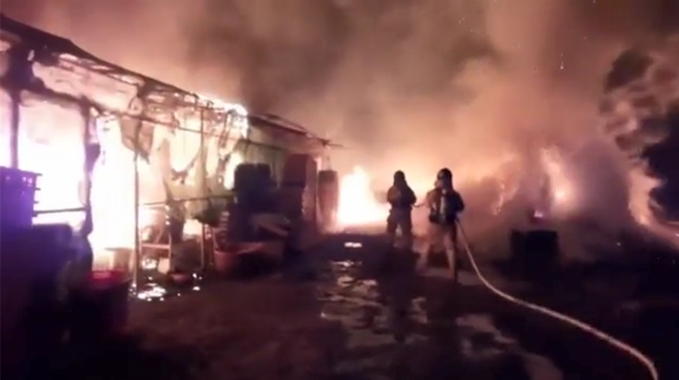 소방관들이 비닐하우스에서 발생한 화재를 진압하고 있다.(사진=제주소방본부 제공)