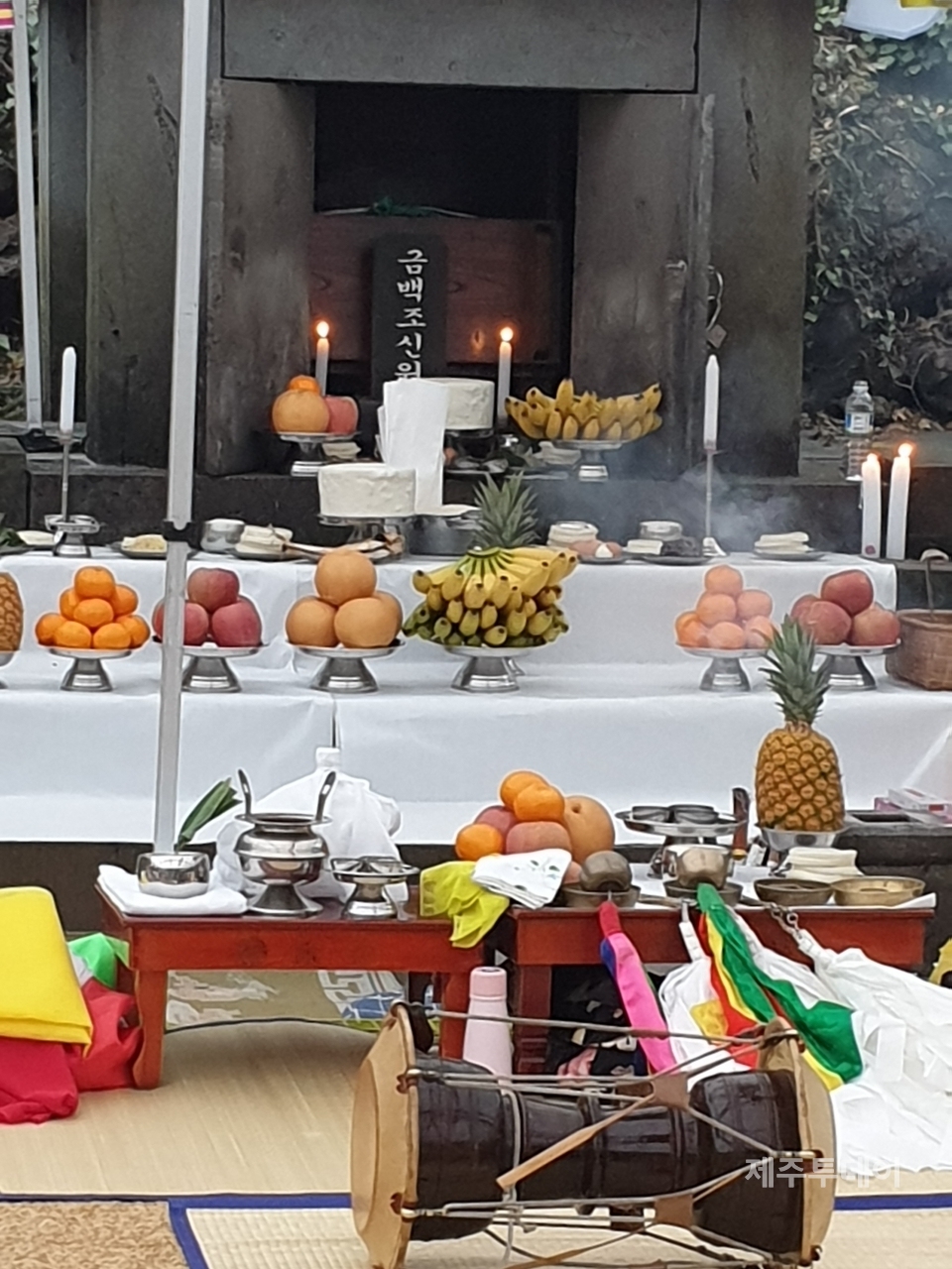 송당 본향당에는 금백주 여신 즉 백주또가 모셔져있다. 백주란 이름은 벽랑국의 공주라고 보는 견해가 있는데, 벽랑국은 바다를 의미하는 제주어인 바릇, 바당을 한자어로 표기한 것이므로 바다건너 고을에서 온 공주란 뜻이 된다.(사진=고진숙)