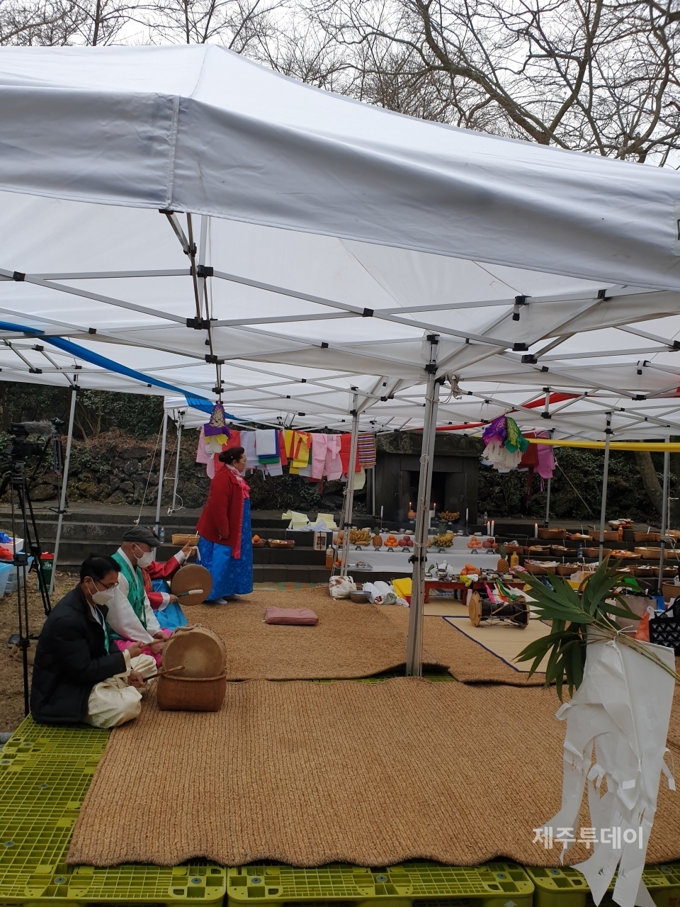 지난 2월 13일 신과세제가 열리는 장면. 음력 1월 13일엔 신에게 세배를 드리는 신과세제를 올리고, 음력 2월 13일엔 영등제, 7월 13일에 마불림제, 10월 13일에는 추수감사제인 시만국대제가 열린다. (사진=고진숙)