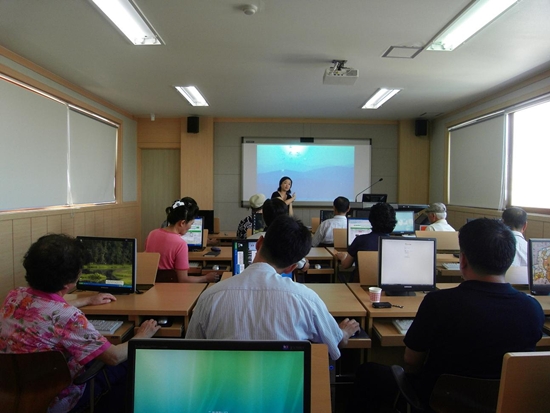 삼도1동 실버컴퓨터교실에 참여한 어르신들이 배움에 대한 열기로 가득하다.