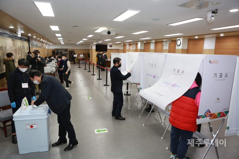 4일 오전 제주도의회 의원회관에 마련된 투표소에서 20대 대통령선거 사전투표가 진행되고 있다. (사진=박소희 기자)