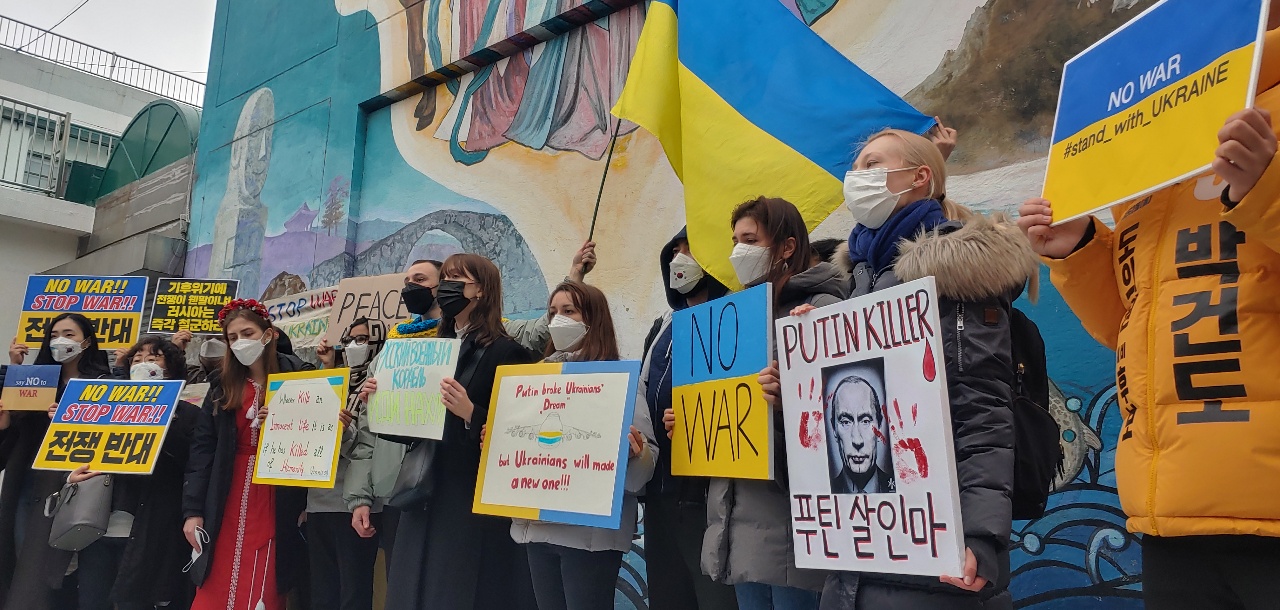 1일 오후 4시 제주시청 앞에서 러시아의 우크라이나 침공을 규탄하는 집회가 열렸다.(사진=김재훈 기자)