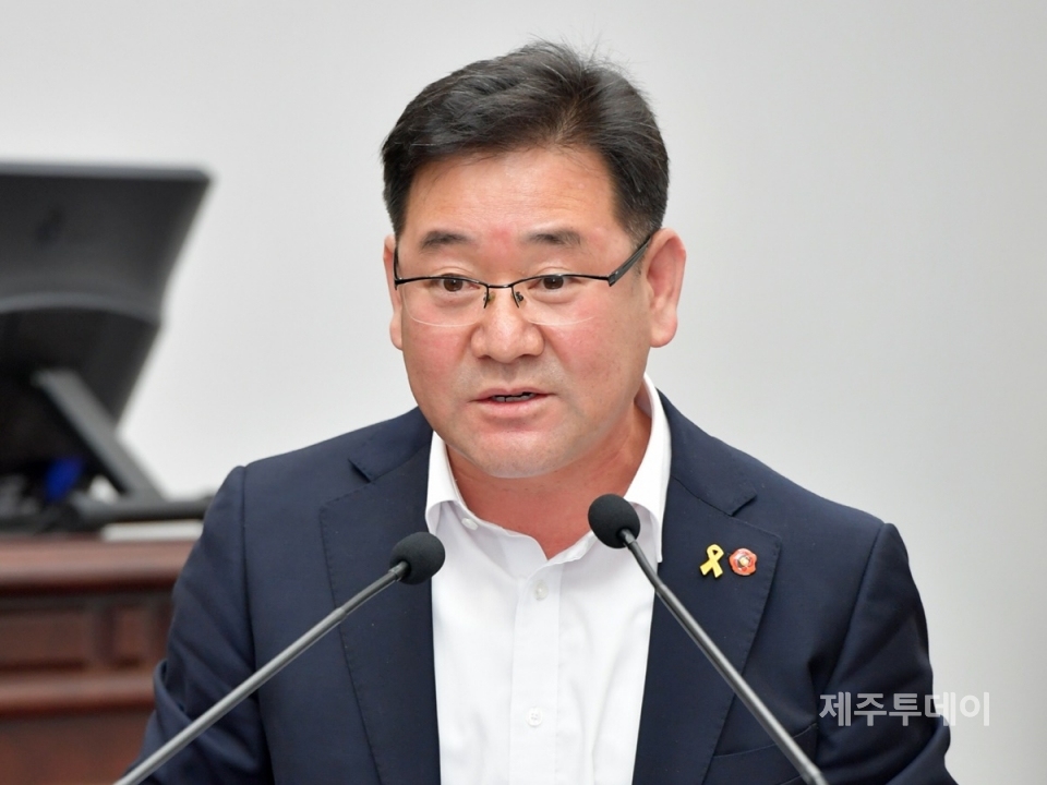 22일 정민구 의원이 제주도의회 제381회 임시회 3차 본회의에서 진행된 도정질문에서 질의하고 있다. (사진=제주도의회 제공)