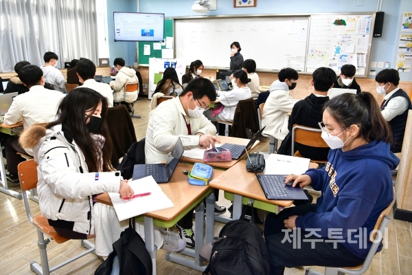 7일 제주 서귀포 표선고등학교 학생들이 IB DP 과정 수업을 듣고 있다. (사진=제주도교육청 제공)
