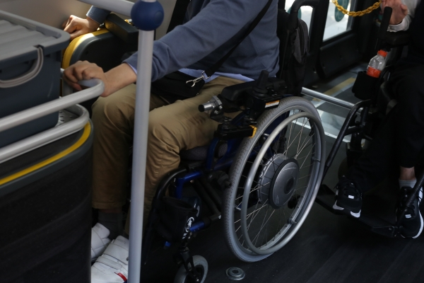 19일 오전 저상버스에 탑승한 휠체어 이용자 이지혁씨와 김도경씨의 모습. 버스기사는 휠체어 이용자 탑승시 고정장치를 설치해야 하지만 이날 이뤄지지 않았다. 긴장한 지혁씨가 안전바를 꼭 붙잡고 있다. (사진=박지희 기자)