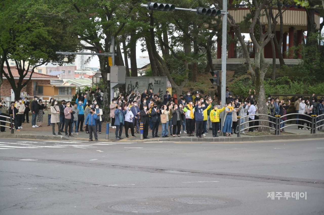 23일 정의당 박건도 도의원 예비후보를 응원하기 위해 모인 시민들. (사진=이기루니)