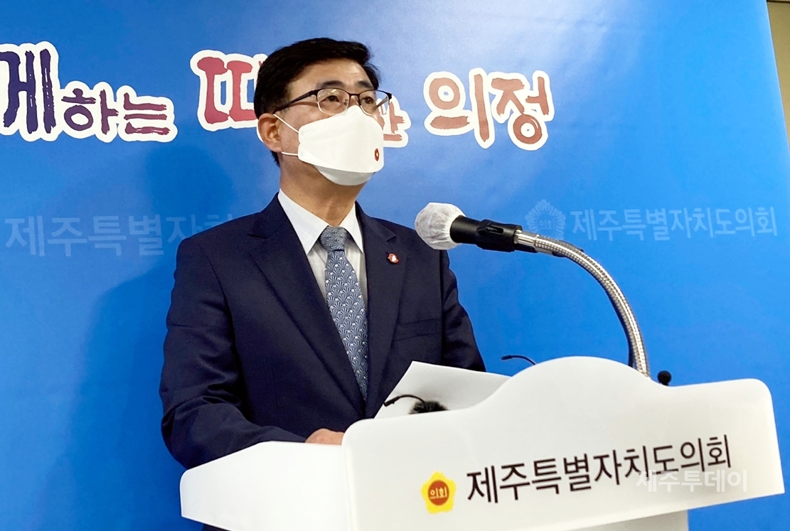 홍명환 제주도의원이 2일 국회의원 보궐선거 출마를 위해 의원직을 사퇴했다.