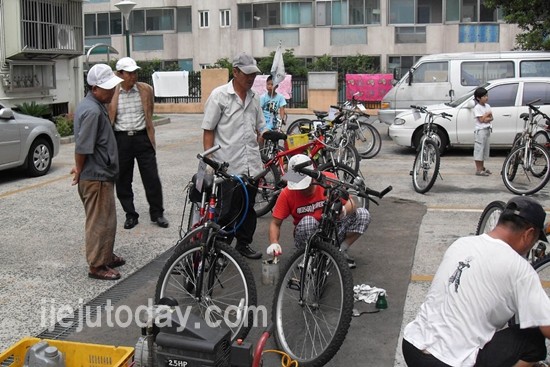 이도2동 주민센터와 제주수눌음지역자활센터 관계자들이 자전거를 수리하고 있다.