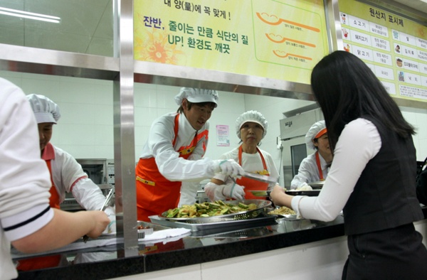 25일 제주유나이티드가 서귀포여자고등학교 급식소를 찾아 배식 봉사 활동을 전개했다.