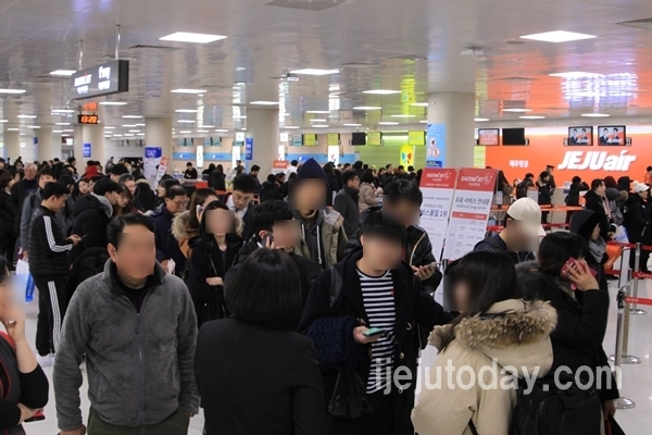 ▲관광객들이 제주국제공항에서 비행기표 접수를 위해 기다리고 있다(사진=제주투데이DB)