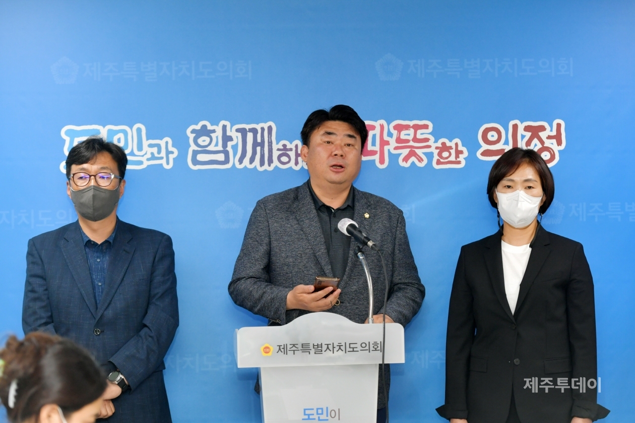 제12대 제주도의회 국민의힘 원내대표로 선출된 강충룡 의원(가운데)과 부대표로 선출된 이남근(왼쪽), 강하영(오른쪽) 의원. (사진=제주도의회)