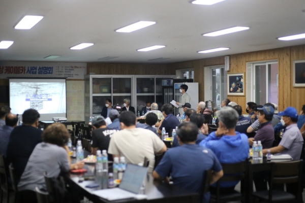 우도 케이블카 개발사업을 추진하고 있는 전남지역 A건설업체 등은 28일 오후 7시 우도나눔쉼터에서 '우도 해상 케이블카' 사업 주민설명회를 연 가운데, 주민들이 업체 관계자의 설명을 듣고 있다. (사진=박지희 기자)