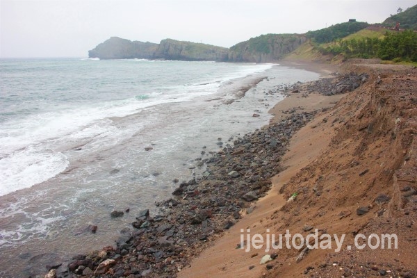 제주도가 황우치해변에 준설 모래와 파쇄석 22만㎥을 이용해 백사장 조성 사업을 진행했으나 모래는 거의 모두 파도에 쓸려가고 해변에는 파쇄석만 나뒹굴고 있다.(사진=김재훈 기자)