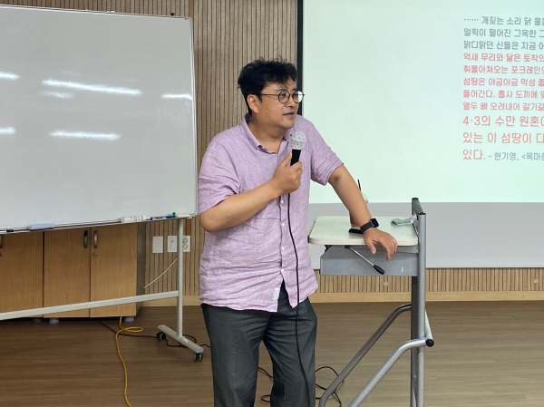 제주투데이가 창간 19주년을 맞아 ‘제주대안연구공동체’ ‘인문숲이다’와 공동으로 제주개발사를 8회에 걸쳐 짚어보는 자리를 마련한 가운데, 김동현 제주민예총 이사장이 지난달 23일 강연을 하고 있다. (사진=박지희 기자)