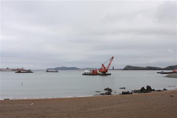 2016년 10월, 화순금모래해변 앞 해경부두 건설 현장에 투입된 건설 장비.(사진=김재훈 기자)