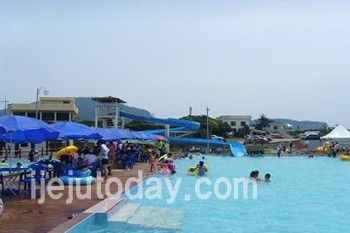 화순해수욕장의 명물인 담수풀장.