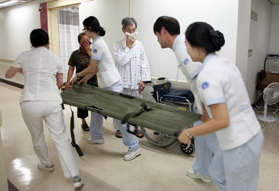 한라병원 간호사들이 화재 대피훈련을 실시하고 있다.