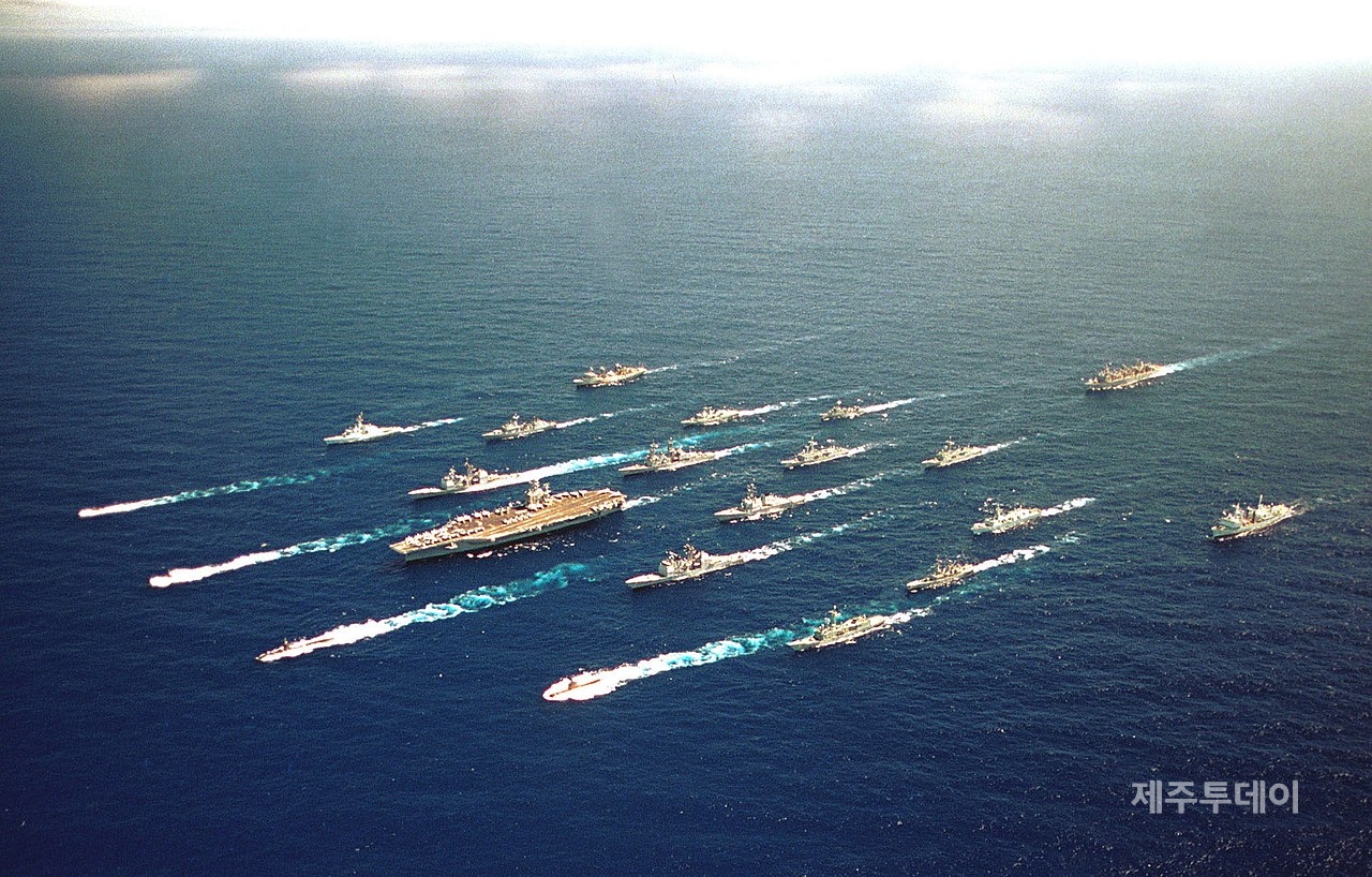 환태평양 합동 연습(Rim of the Pacific Exercise; RIMPAC), 약자로 림팩은 세계 최대의 국제 해군 훈련이다. 사진은 2000년 하와이 호놀룰루로 향하는 미해군 에이브러햄 링컨 호와 오스트레일리아·칠레·일본·캐나다·한국의 군함들. (사진=위키백과)