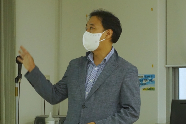 홍성수 숙명여대 법학부 교수가 지난달 29일 제주시 설문대여성문화센터에서 '평화-인권의 섬을 향한 미래로 특강'을 진행하고 있다. (사진=박소희 기자)