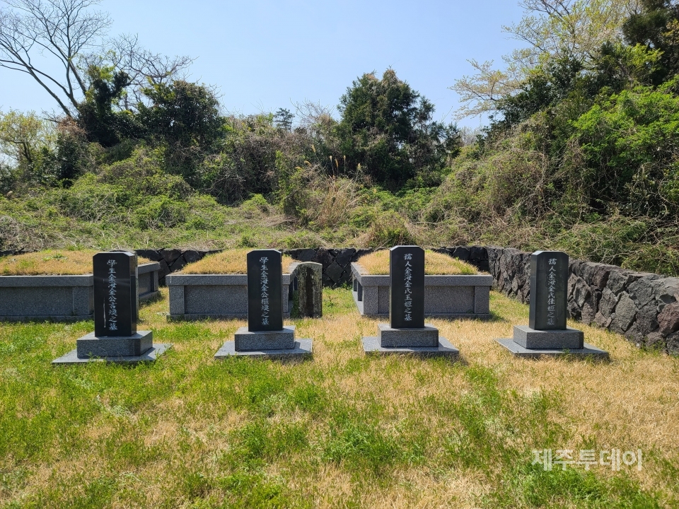 김옥희 묘비(오른쪽에서 두 번째). 조천읍 대흘리에 조성된 김시범 가족묘에 안장됐다. (사진=김은희)