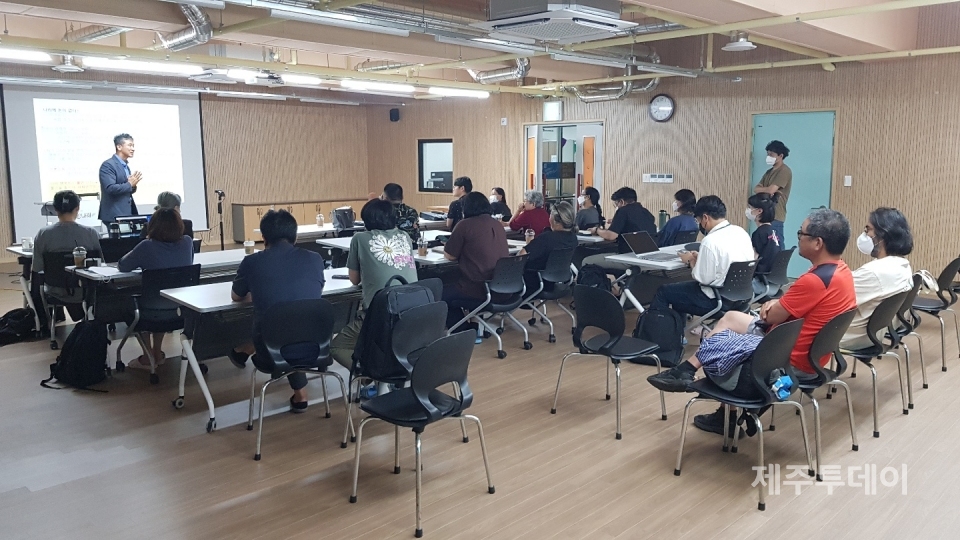 지난달 30일 이영권 제주투데이 논설위원이 네 번째 시간 ‘80년대 제주개발과 저항-탑동매립과 송악산 군사기지: 공공성과 욕망의 사회학’ 주제로 강연을 펼치고 있다. (사진=박성인 발행인)