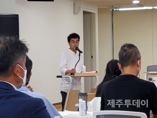 27일 오후 제주시소통협력센터 5층 다목적홀에서 열린 ‘4·3 진실과 정의를 위한 국제포럼’에서 이택광 경희대학교 교수가 ‘4·3담론, 국제화를 위한 과제’ 주제로 발표하고 있다. (사진=조수진 기자)