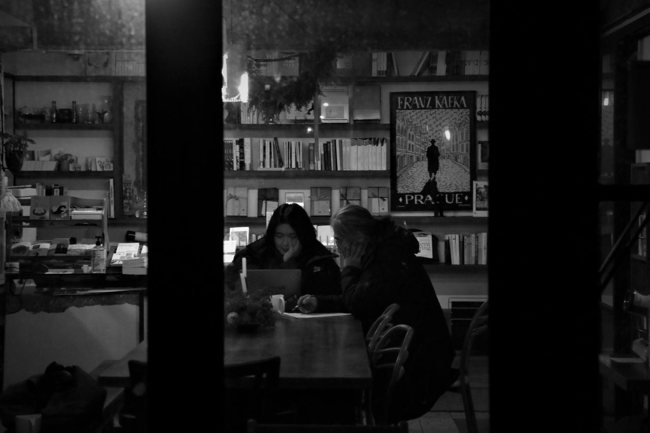 제주시 이도2동에서 '금요일의 아침_조금, 한뼘책방'을 운영하는 노지와 삐리용. '자유로운 부부생활' 도모한다.